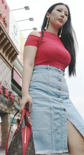 性感红衣大胸美女