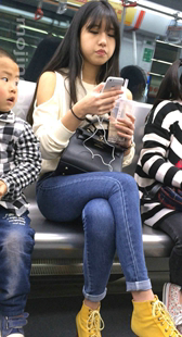 地铁偶遇极品清纯紧牛长腿小妹