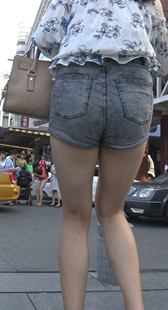 紧身牛仔热裤大PP少妇