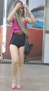 超性感粉色高跟黑色短裤丰腴少妇