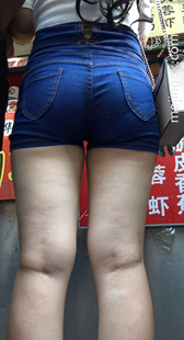 紧牛热裤丰臀大妹子