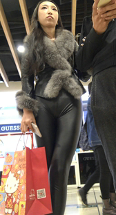 商场性感紧身皮裤高挑美女第二季