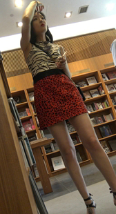 透图书馆红裙知性美女