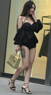 超性感黑色抹胸超短热裤纹身大美女