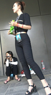 黑色紧身七分裤美臀美女