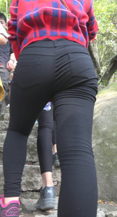 大屁股黑裤小妹爬山