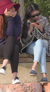 牛仔打底两少妇