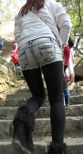 大屁股包臀热裤小妹爬山