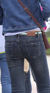 紧身蓝牛包臀小妹