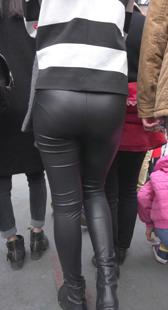 丰臀皮裤美少妇