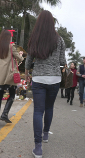 大屁股牛仔美少妇