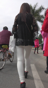 高挑白裤宽臀小少妇