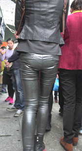 细长腿紧身皮裤内痕明显