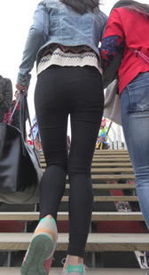 大屁股小妹上楼梯