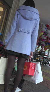 街拍黑丝超短裙小少妇