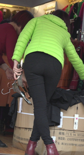 介绍衣服都要摆这姿势