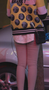 白牛长腿小妹等车