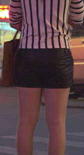 细高跟包臀热皮裤少妇