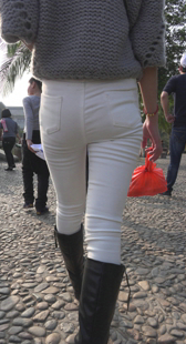 宽臀白裤少妇身材变形