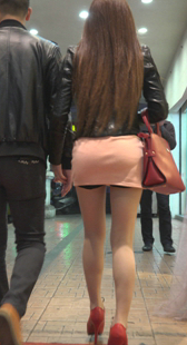 红高跟超短粉裙真会扭