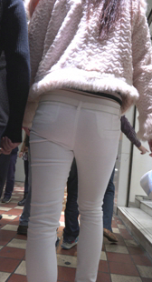 大屁股白裤少妇