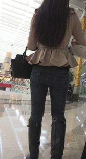 商场包臀蓝牛少妇