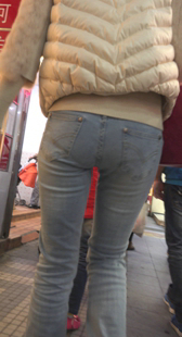 街拍勒沟包臀蓝牛少妇