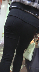 街拍打底宽臀小妹