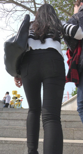 大屁股靓丽小妹上楼梯