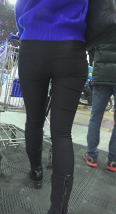 超市大屁股黑裤少妇