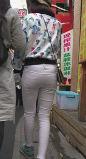 街拍宽臀白紧布裤小妹