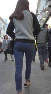 紧身蓝牛宽臀美女