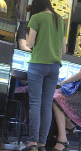 首饰店紧牛少女