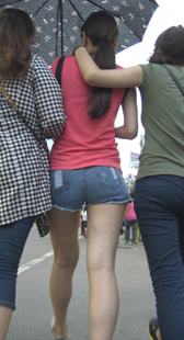 性感翘臀牛仔热裤少妇