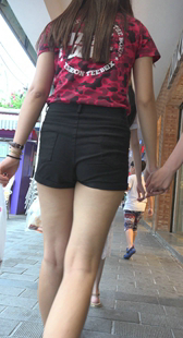 街拍紧臀热裤小妹