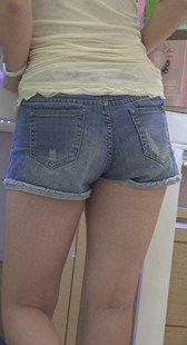 牛仔热裤丰臀买化装品