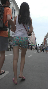 街拍超紧花热裤小少妇