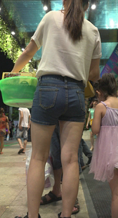 成熟牛仔热裤紧臀少妇