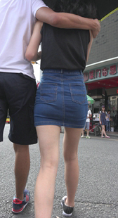 性感细腰牛仔裙紧内痕大学妹