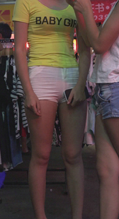 极品热裤大屁股美胸器学生老板娘