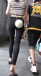 街拍超紧打底裤少妇