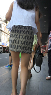 街拍长腿短裙美女