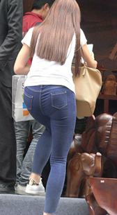 超紧身牛仔裤美少妇