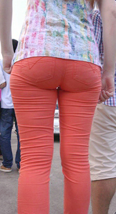 紧身巨臀红裤洋妞