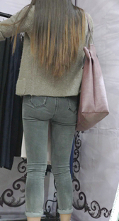 灰紧牛仔宽大臀美女买衣服