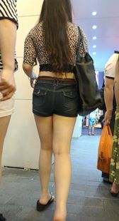 超紧牛仔短裤大PP小妹