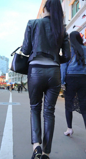街拍高跟包臀皮裤美女