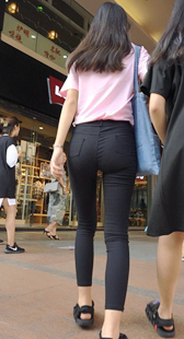 街拍苹果臀打底裤美女
