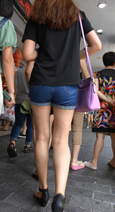 长腿牛仔短裤大学妹