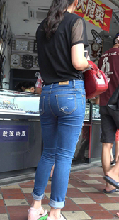 街拍蓝牛大翘臀熟女